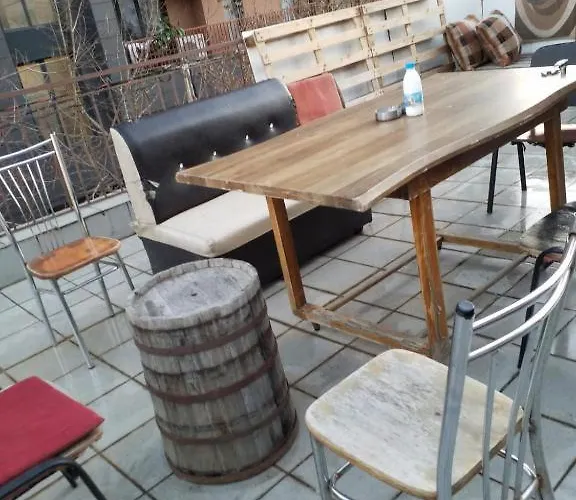 Royal 2 Opposite Nalu Bar بيت شباب تيرانا