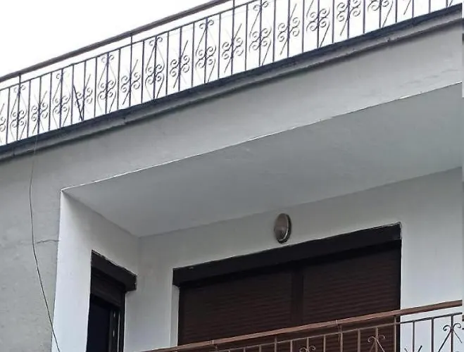 Royal 2 Opposite Nalu Bar بيت شباب *