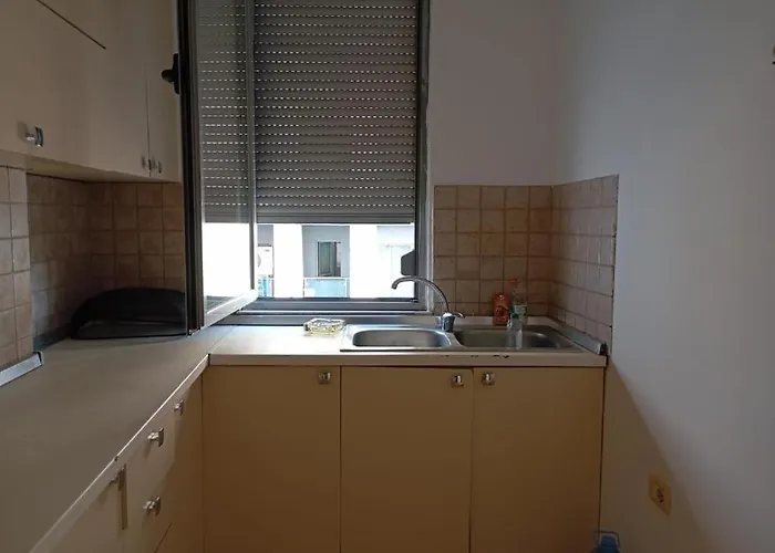 Royal 2 Opposite Nalu Bar * تيرانا