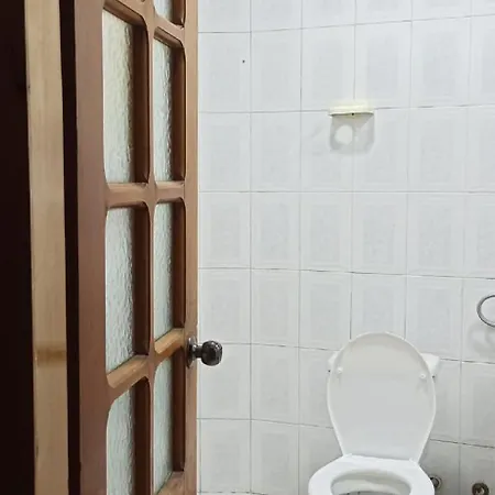 Royal 2 Opposite Nalu Bar Hostal *